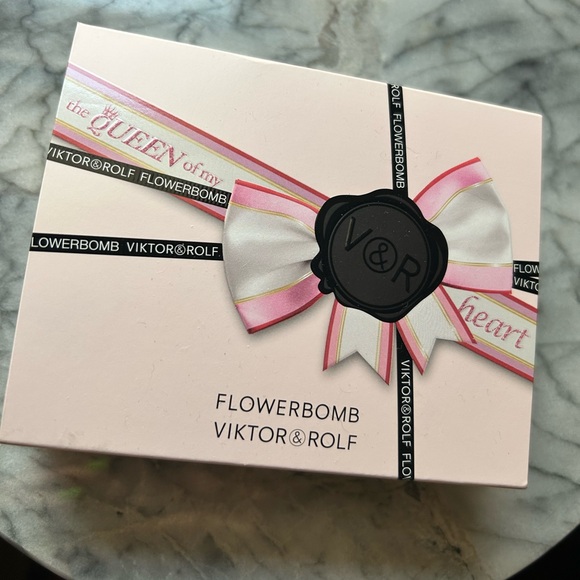 Viktor & Rolf Flowerbomb “Queen of my Heart” Gift Box